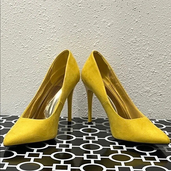 HOT TOMATO CAYENNE Canary Yellow Suede Stiletto Heels Size 7.5W EUC - Picture 6 of 9